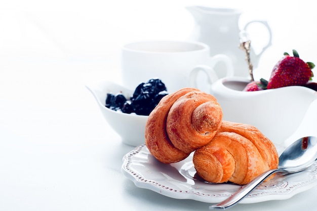 Petit déjeuner avec café et croissants