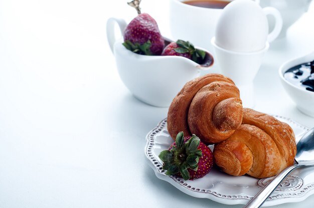 Petit déjeuner avec café et croissants