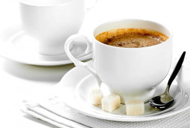 Petit-déjeuner Café dans une tasse sur fond blanc