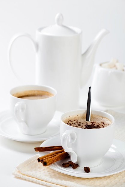 Petit-déjeuner Café dans une tasse sur fond blanc