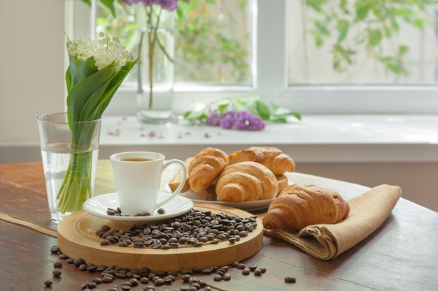 Petit déjeuner avec café noir aromatique, bonjour, bon début de journée. Pause café, espace copie