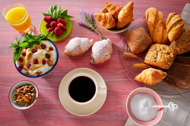 Petit-déjeuner café avec pain croissant au jus d&#39;orange