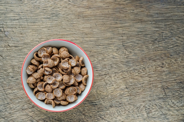 Petit-déjeuner de céréales dans un bol sur fond de bois avec copie espace, vue de dessus