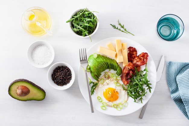 Petit-déjeuner céto sain: œuf, avocat, fromage, bacon