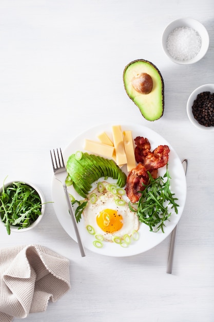 Petit-déjeuner céto sain: œuf, avocat, fromage, bacon