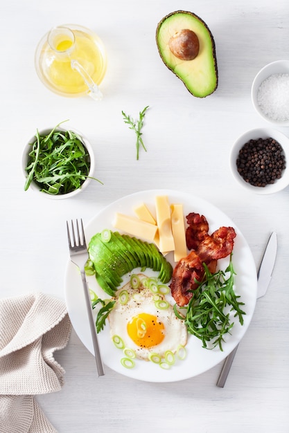 Petit-déjeuner céto sain: œuf, avocat, fromage, bacon