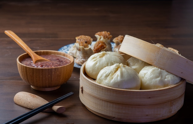 Photo petit-déjeuner chinois. les petits pains cuits à la vapeur et le porridge sont sur la table