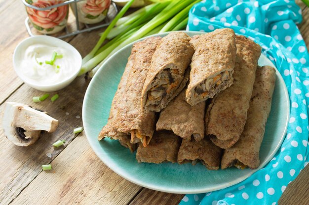 Petit-déjeuner ou collation sain Crêpes de foie de viande farcies aux champignons et légumes Espace de copie