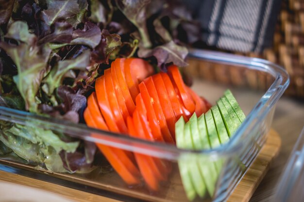 petit déjeuner avec concombre, tomate et salade sur la table à manger le matin