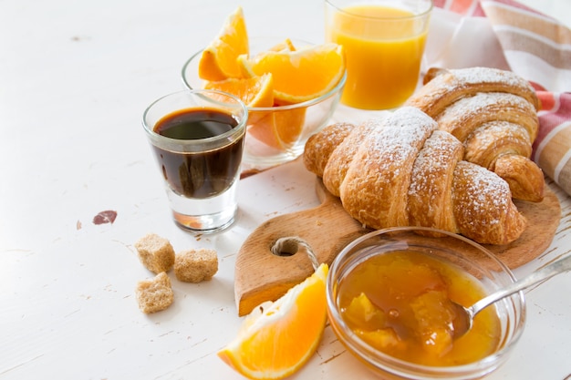 Petit déjeuner - confiture de café croissants