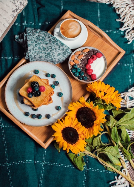 Petit-déjeuner confortable au lit