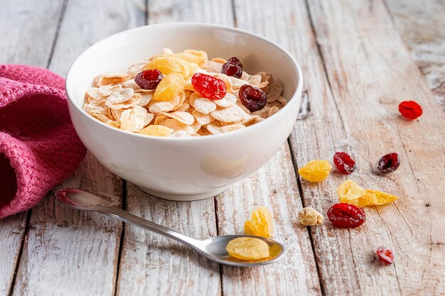 Le petit déjeuner contient un bol de céréales avec des raisins secs