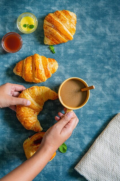 Petit-déjeuner continental capturé d'en haut vue de dessus à plat café croissants au jus d'orange