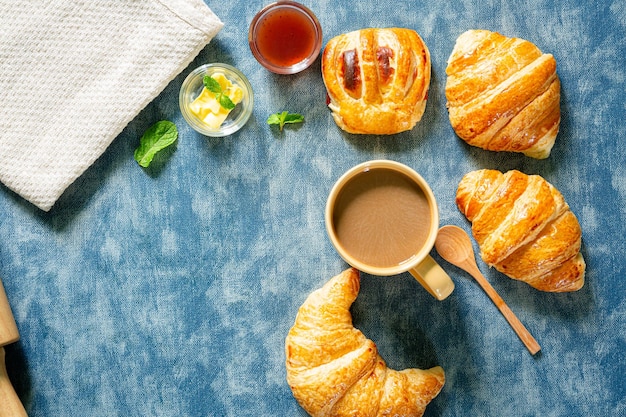 Petit-déjeuner continental capturé d'en haut vue de dessus à plat café jus d'orange