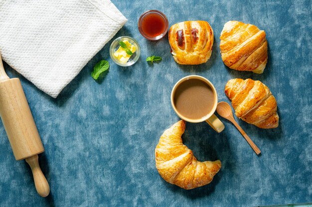 Petit déjeuner continental avec croissants frais, jus d'orange et café sélectif focuse