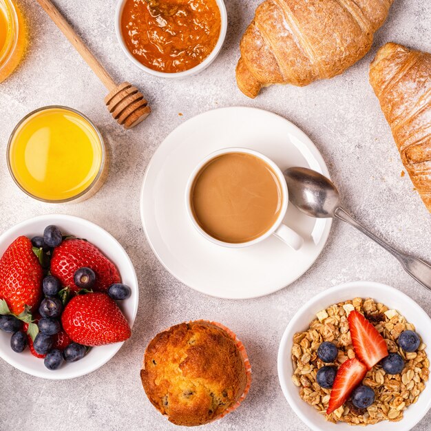 Petit-déjeuner continental avec croissants frais, jus d'orange et café