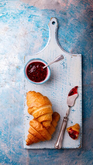 Petit déjeuner continental avec des croissants frais