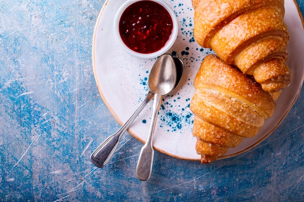 Petit déjeuner continental avec des croissants frais