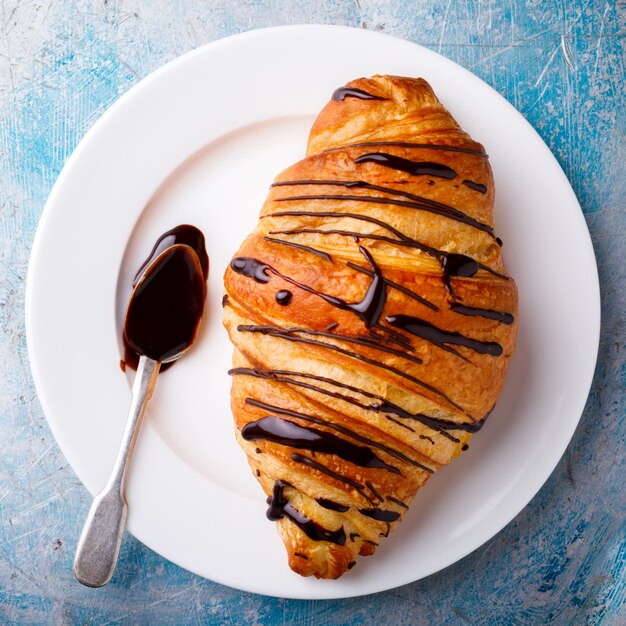 Petit déjeuner continental avec des croissants frais