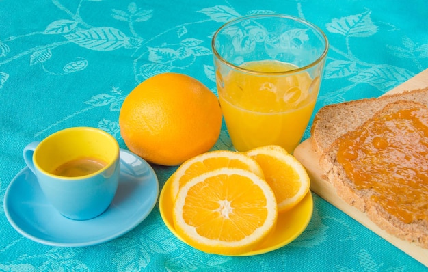 Petit-déjeuner continental avec pain au jus d'orange et confiture