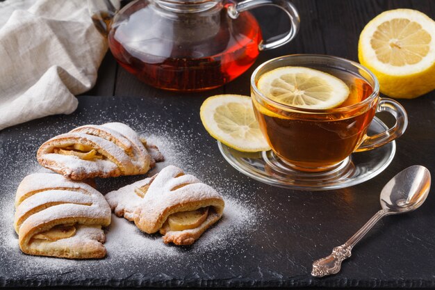 Petit déjeuner continental avec pâtisserie et tasse de thé