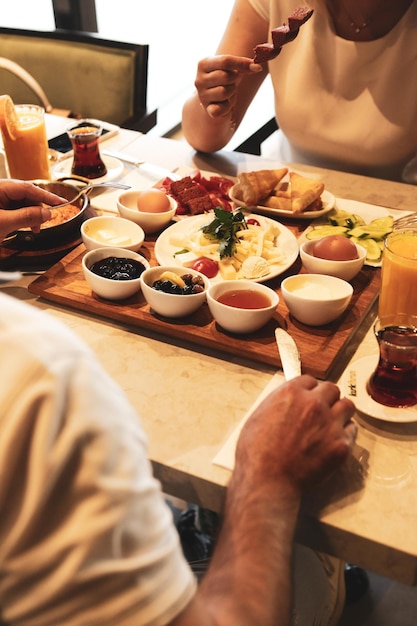 Petit déjeuner copieux et délicieux