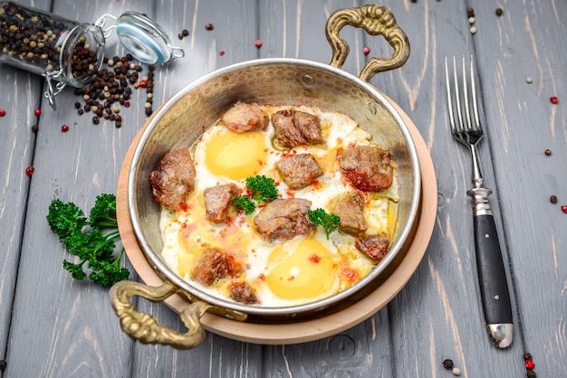 Photo petit-déjeuner copieux fait maison avec bacon aux œufs et au bacon