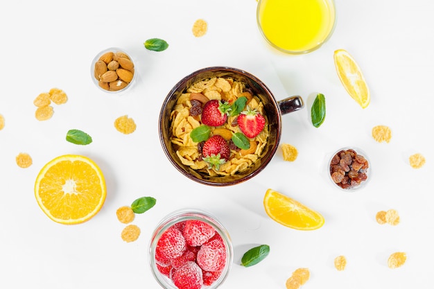 Petit déjeuner de corn flakes et fruits