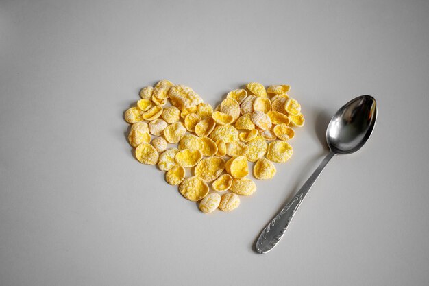 Petit déjeuner avec cornflakes sur fond gris