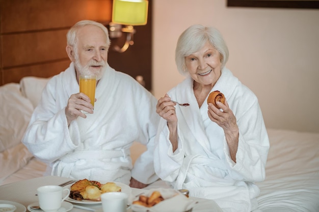 Petit-déjeuner. Couple de personnes âgées appréciant leur petit-déjeuner dans un hôtel