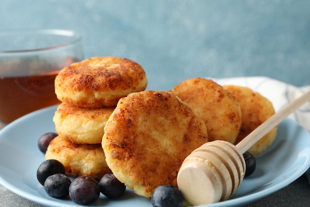 Petit déjeuner de crêpes au fromage contre la surface bleue