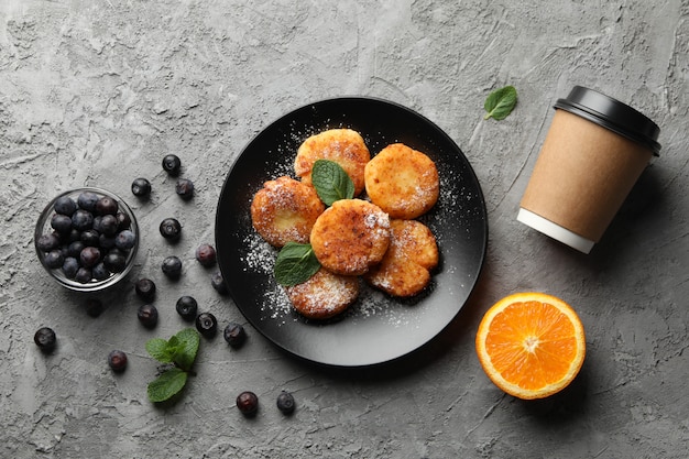 Petit déjeuner de crêpes au fromage sur une surface grise