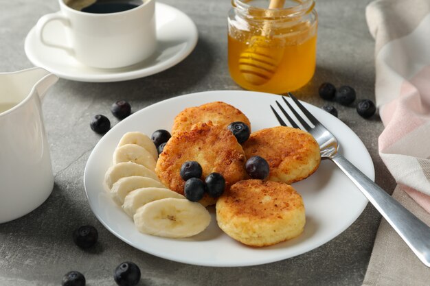 Petit déjeuner de crêpes au fromage sur une surface grise