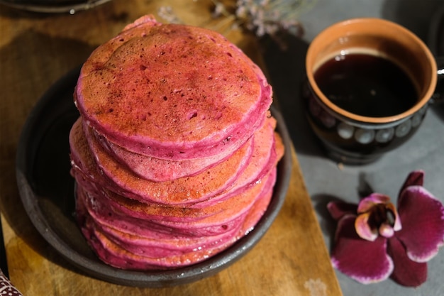 Petit-déjeuner de crêpes à la betterave rose