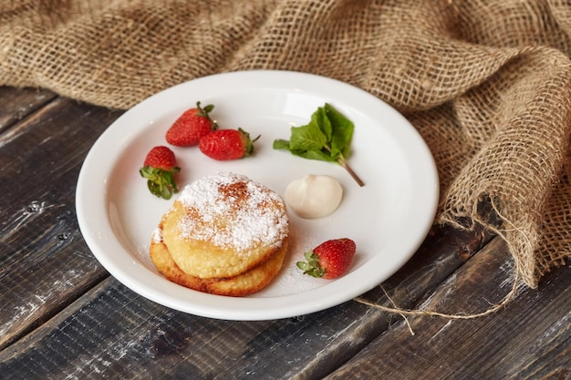 Petit déjeuner avec crêpes, fraise, vue de dessus