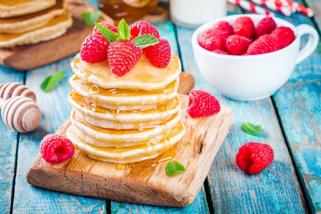 Petit déjeuner crêpes maison au miel et framboise