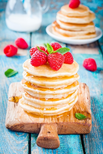 Petit déjeuner crêpes maison au miel et framboise