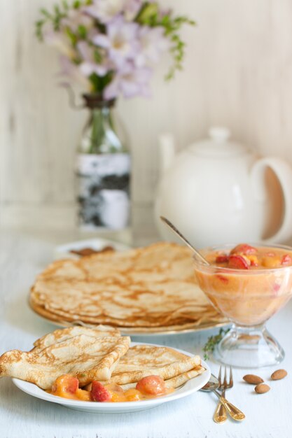 Petit déjeuner avec crêpes