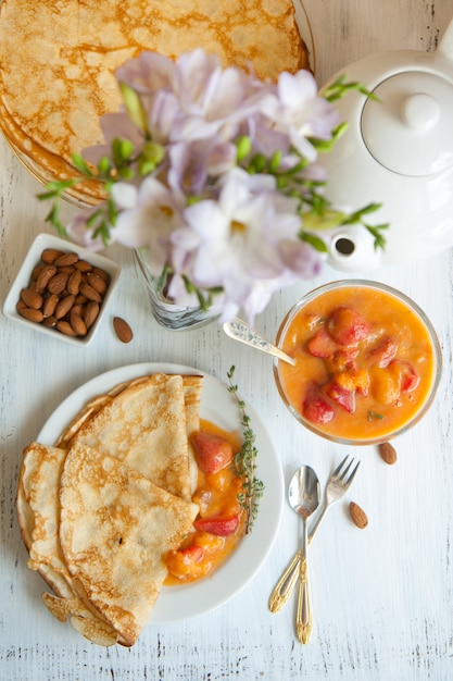 Petit déjeuner avec crêpes