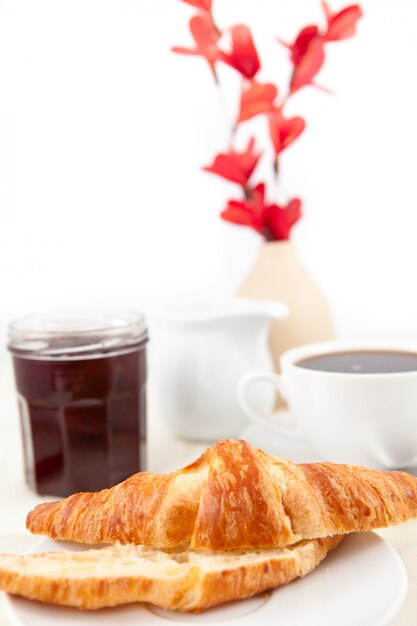 Petit déjeuner avec un croissant coupé en deux