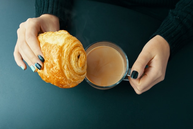 Petit déjeuner avec croissant français et café