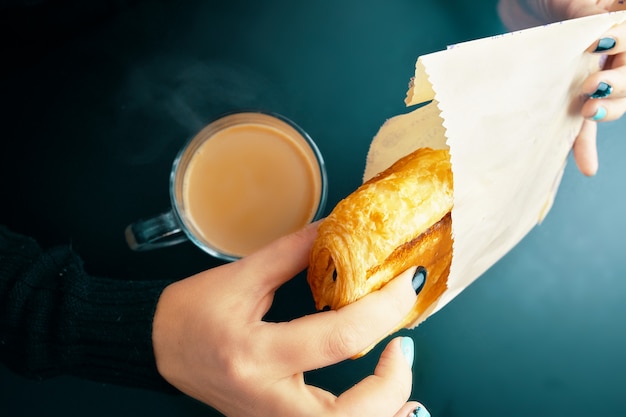 Petit déjeuner avec croissant français et café