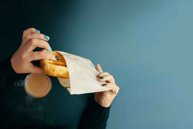 Petit déjeuner avec croissant français et café