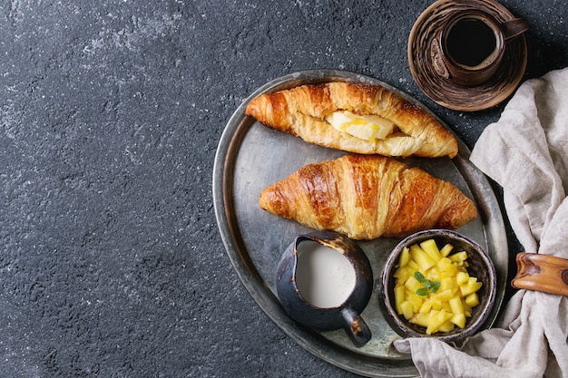 Petit déjeuner avec croissant et mangue