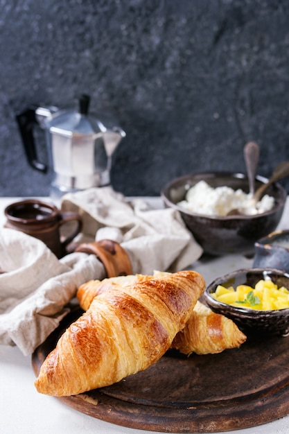 Petit déjeuner avec croissant et mangue