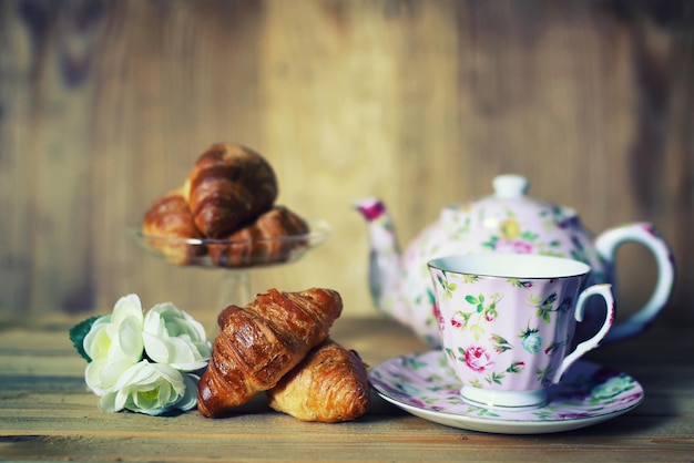 Petit déjeuner croissant de tasse de thé