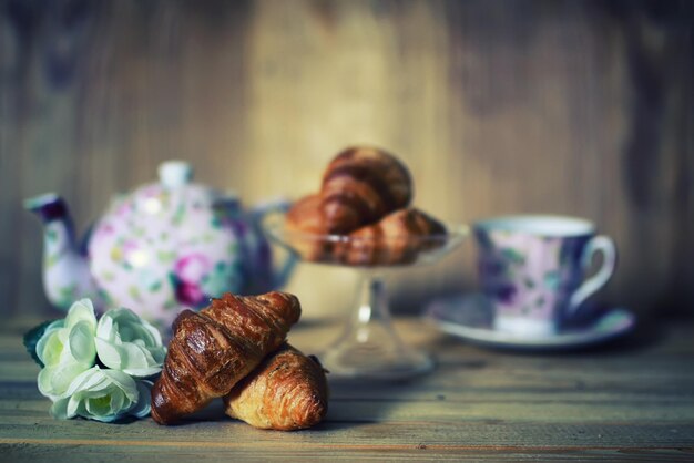 Petit déjeuner croissant de tasse de thé