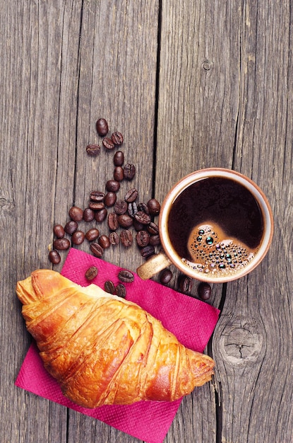 Petit déjeuner avec croissants et café