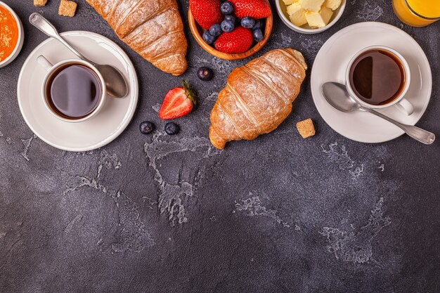 Petit-déjeuner avec croissants frais et café