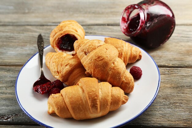 Petit déjeuner avec des croissants frais sur fond de bois